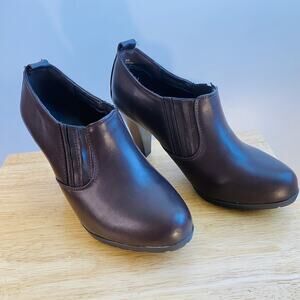 White Mt. Brown Heeled Ankle Pumps Booties. Size 9W